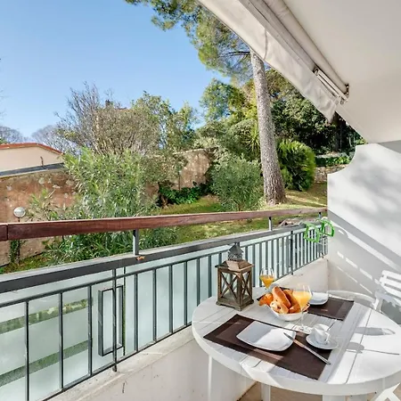 Sunny With A Romantic Balcony By Easybnb
